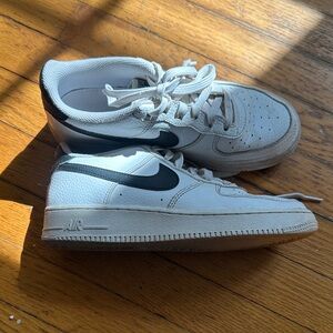 Nike White Low-Top AIR FORCE one Sneakers with size 6.5Y